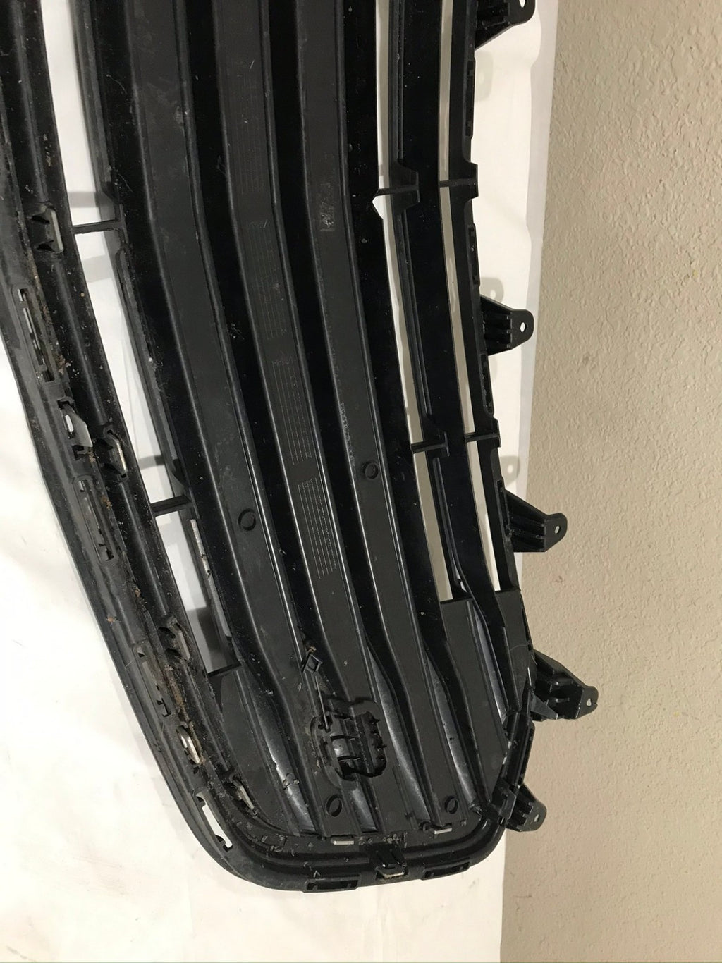 Grill Grille Black 2021-2022 Chevrolet Trax 42532972 OEM