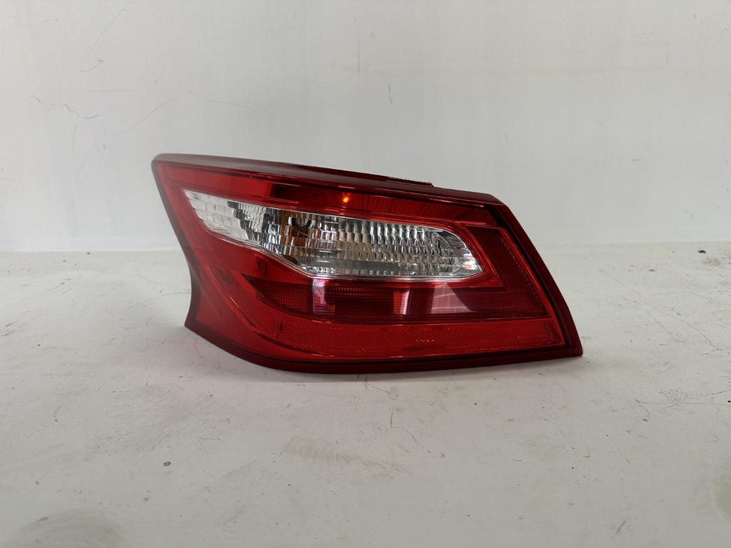 Tail light Damaged Left Driver LH 2016 - 2018 Nissan Altima 265509HS0A OEM