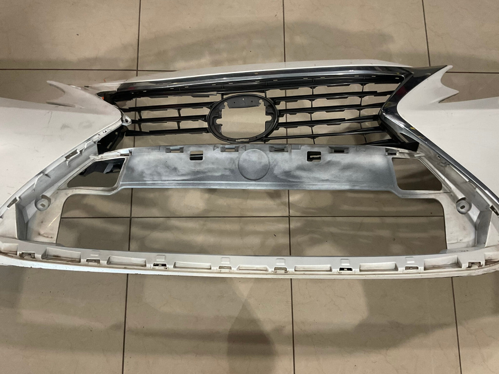 Front Bumper Cover White Lexus ES350 ES300H Base 2016 52119-33A30 OEM