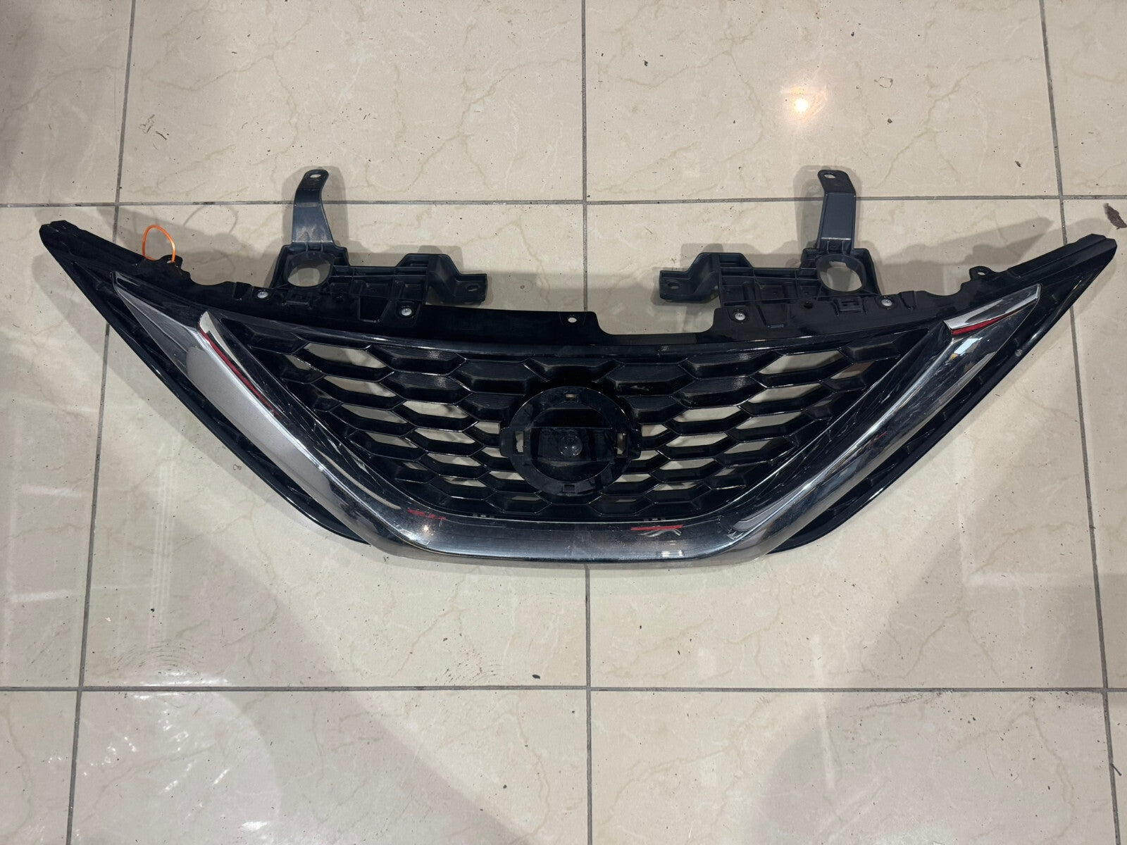 Grill Grille Black/Silver 2016 2017 2018 Nissan Sentra 62310+3yuoa OEM