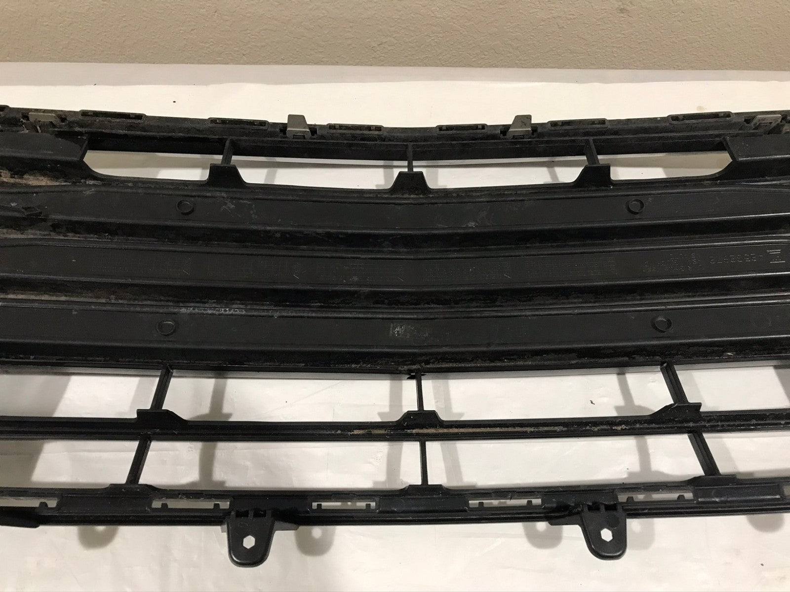 Grill Grille Black 2021-2022 Chevrolet Trax 42532972 OEM