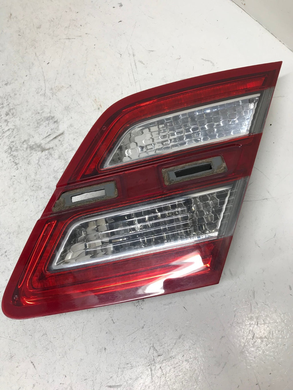 Tail light Damaged Driver LH Left 2013-2019 Ford Taurus DG13-15B503-A OEM