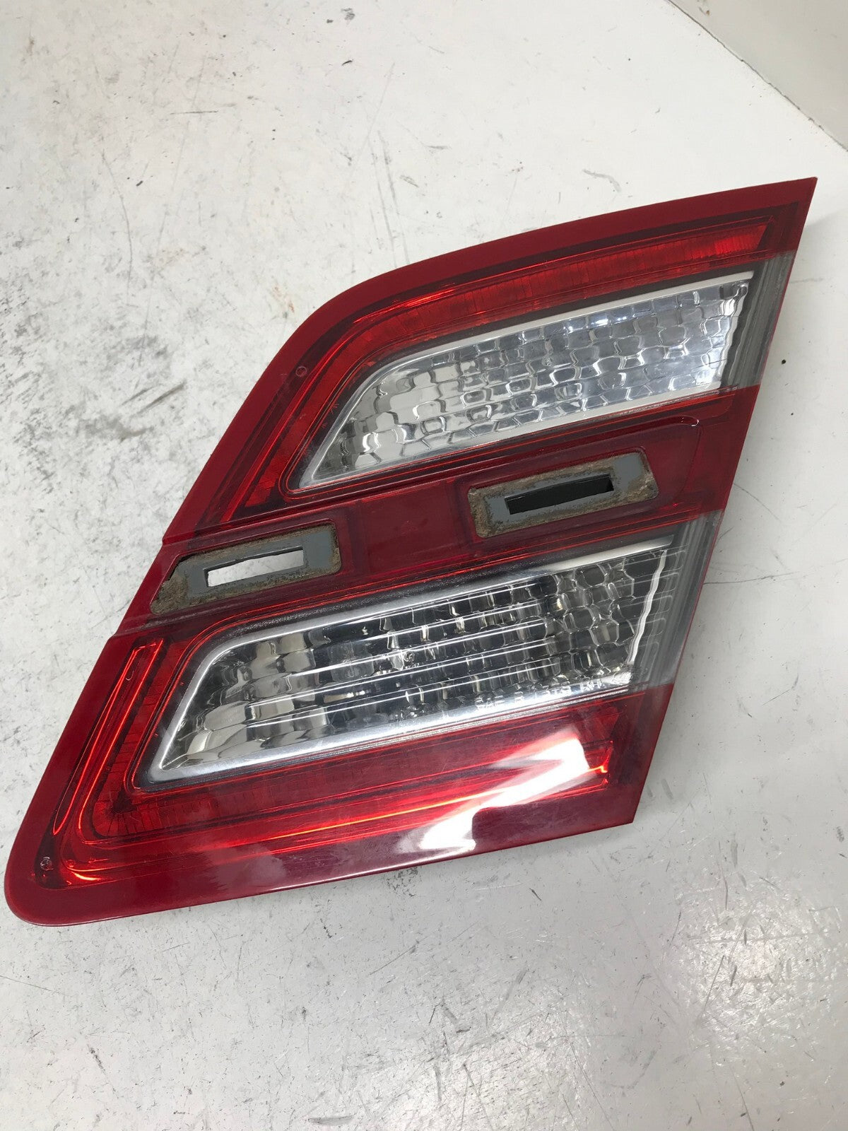 Tail light Damaged Driver LH Left 2013-2019 Ford Taurus DG13-15B503-A OEM