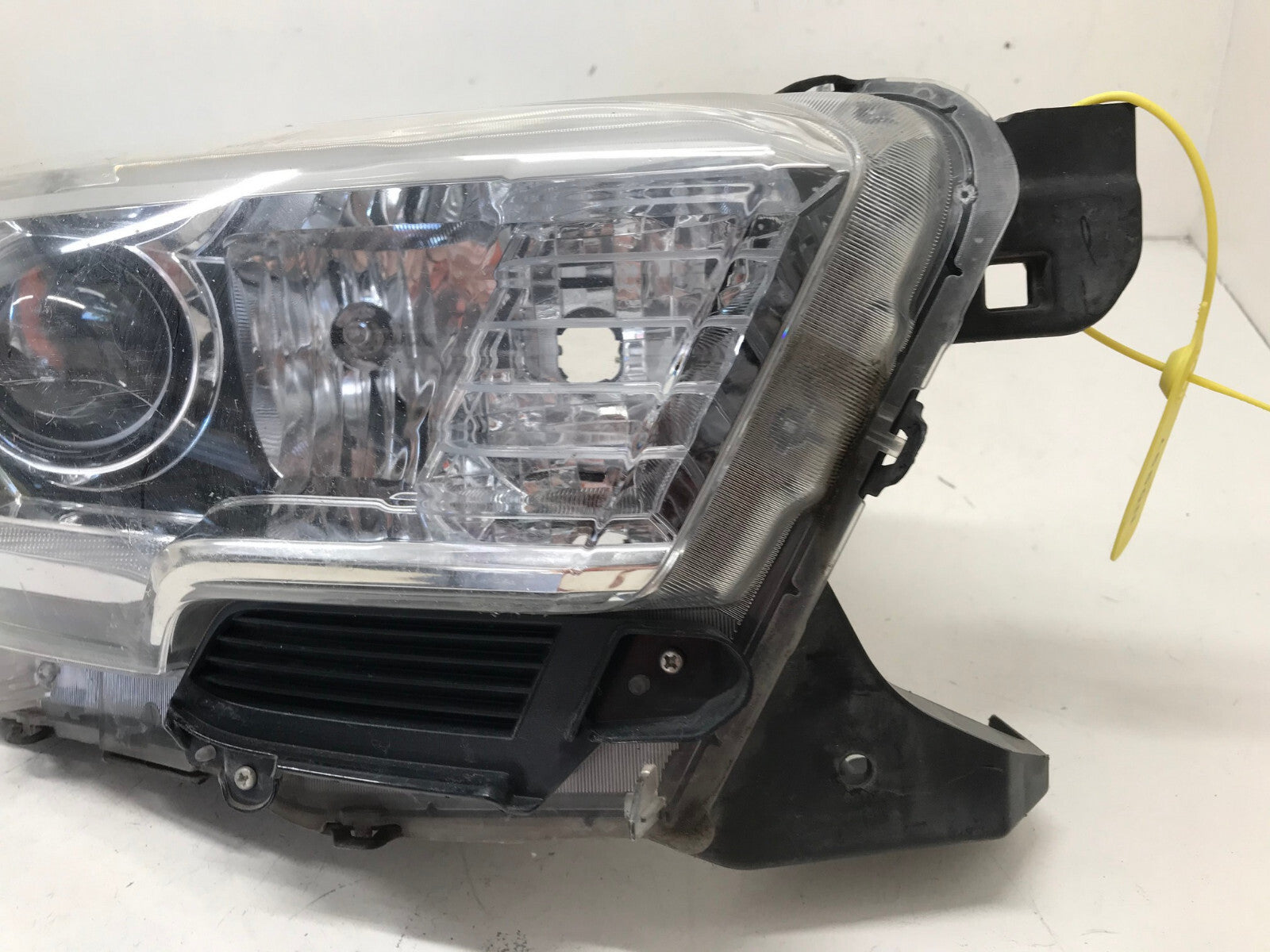 Headlight Damaged Right Passenger RH Toyota Tacoma 2016-2018 8111004270 OEM2