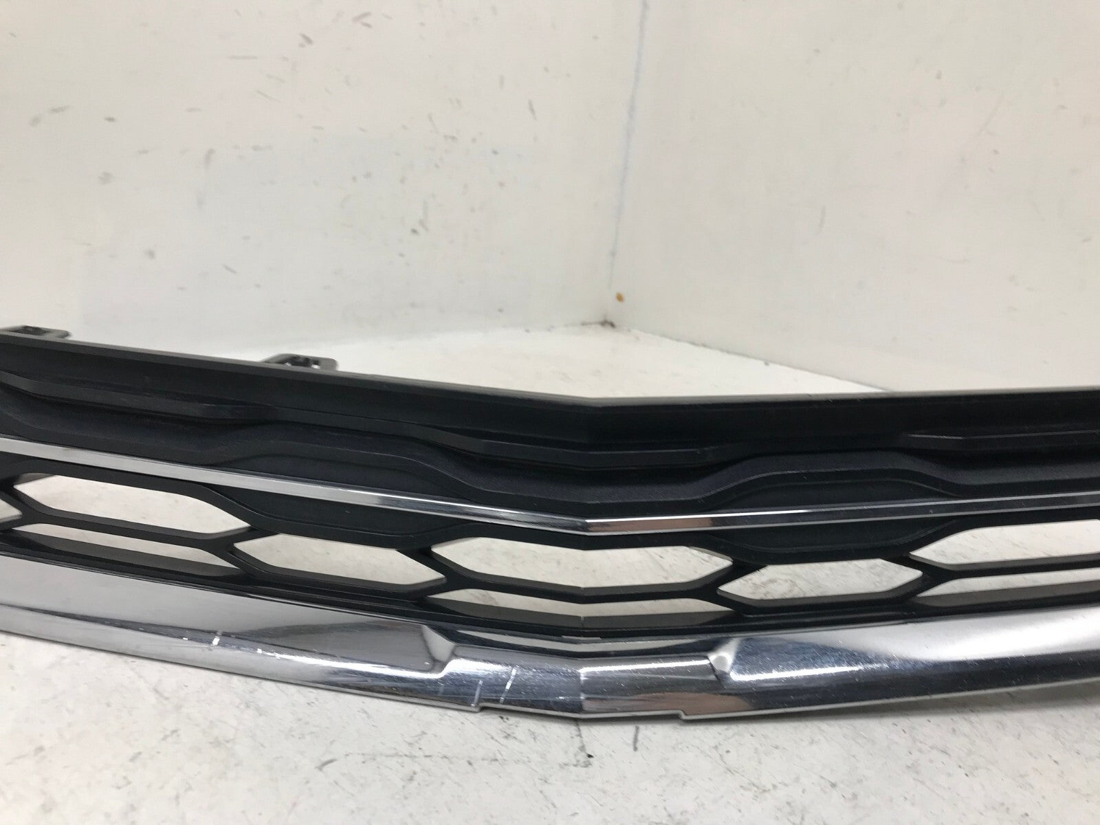 Grill Grille 2016-2018 Chevy Malibu 84061034 OEM