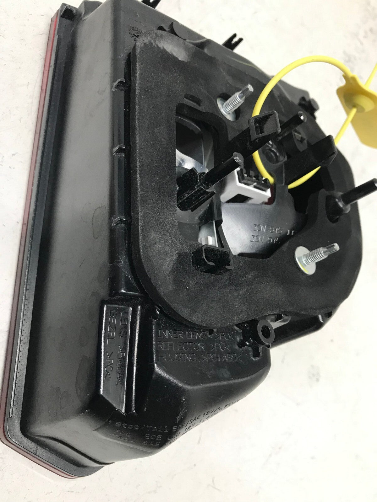 Tail light Damaged Passenger RH Right Volkswagen Atlas 2018-2019 3CN945308A OEM