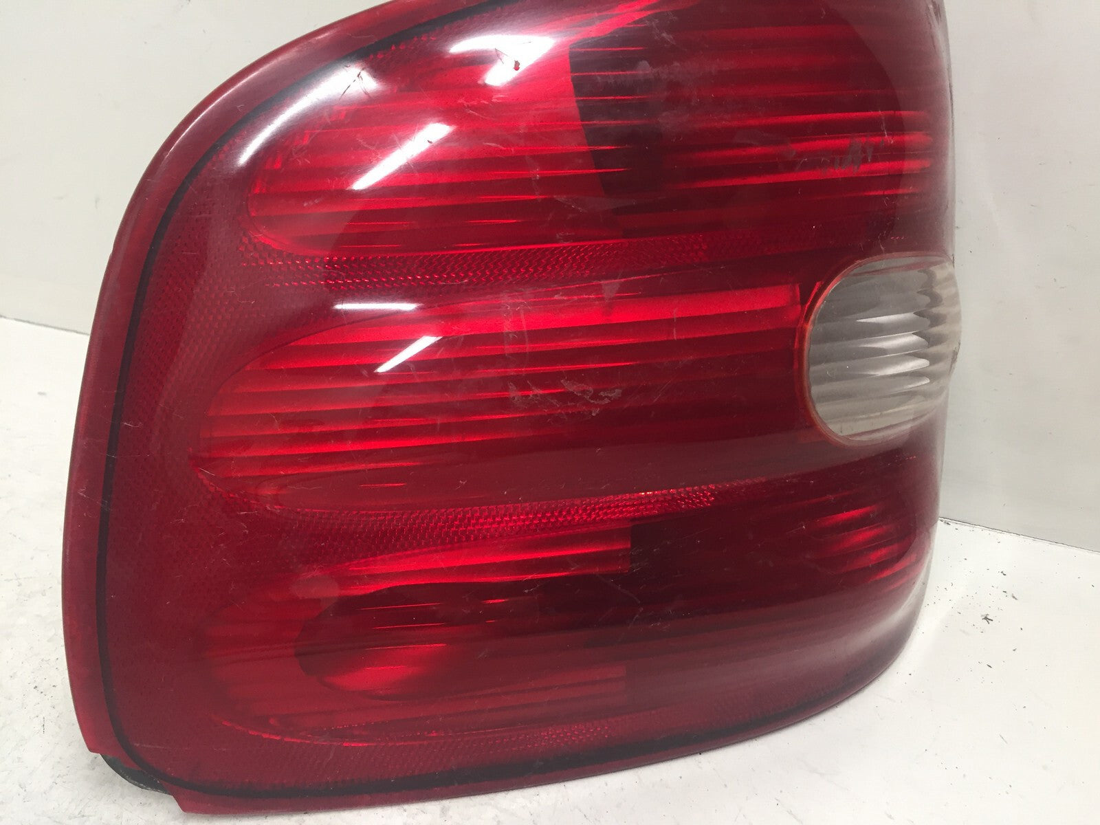 Tail light Damaged Lamp Rear Passenger RH Ford F150 97-00 F65Z-13404-BG OEM