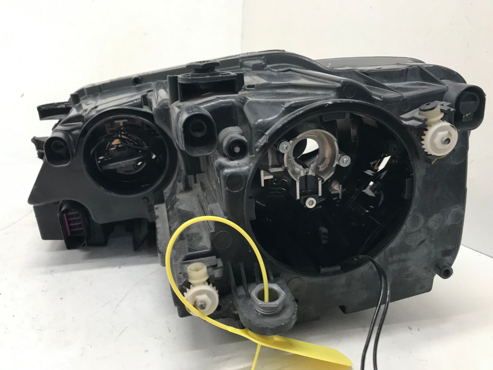 Headlight Damaged Passenger RH Volkswagen Jetta Sedan 2011-2014 5C7941006 OEM