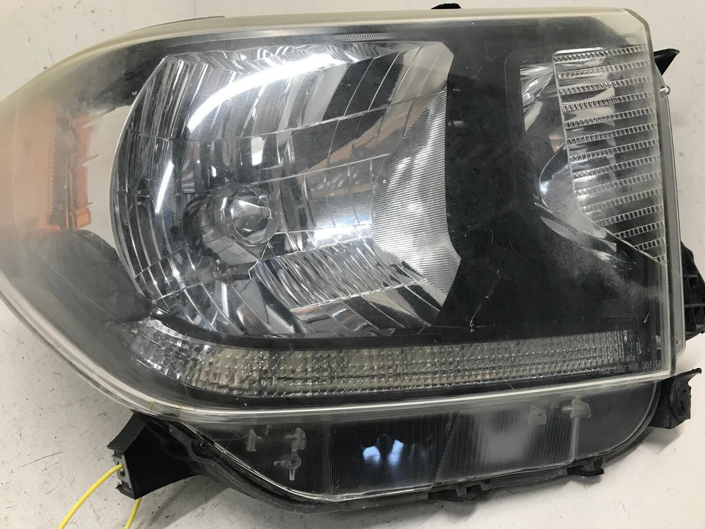 Headlight Damaged Right passenger RH Toyota Tundra 2014-2020 811100C081 OEM