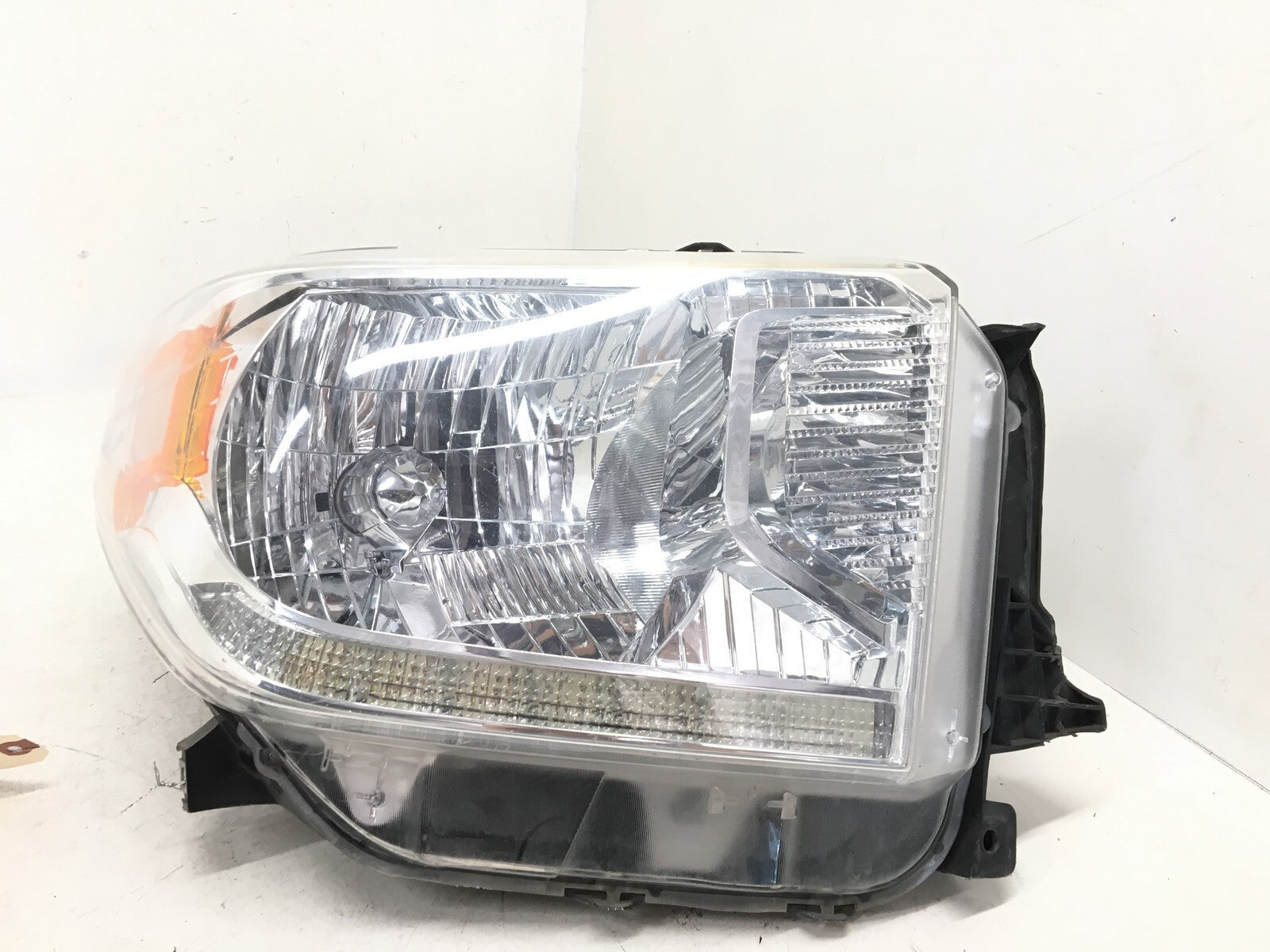 Headlight Damageds Signal Right Passenger RH Toyota Tundra 2014-2017 OEM