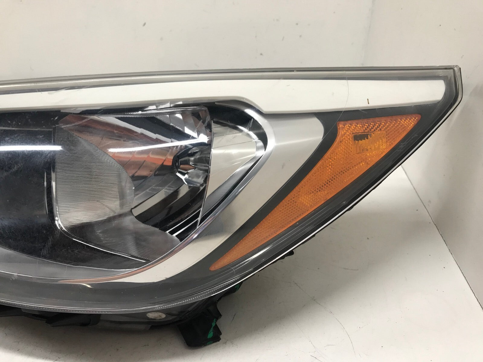 Headlight Damaged Halogen LH Driver Hyundai Accent 2015-2017 92101-1R710 OEM