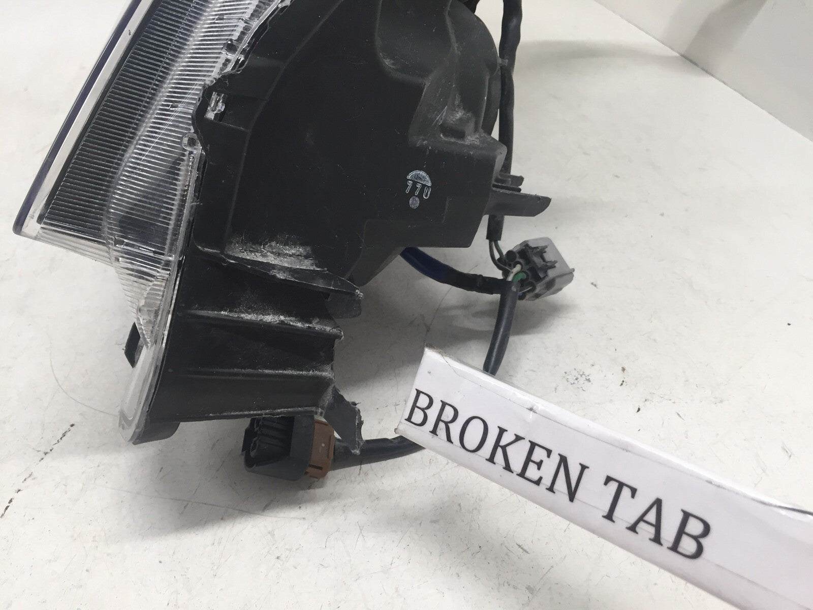 Headlight Damaged Halogen Right Passenger Kia Forester 2017 2018 84001SG280 OEM