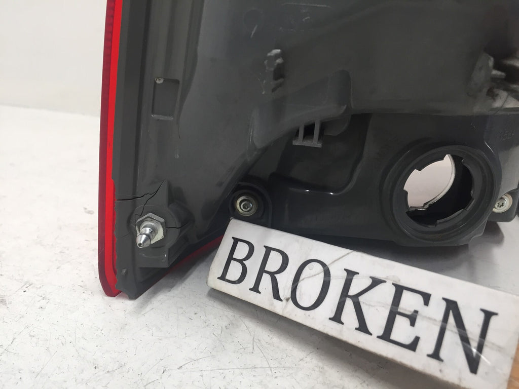 Tail light Damaged Right Passenger RH Kia Sorento 2012-2013 92402-1U000 OEM