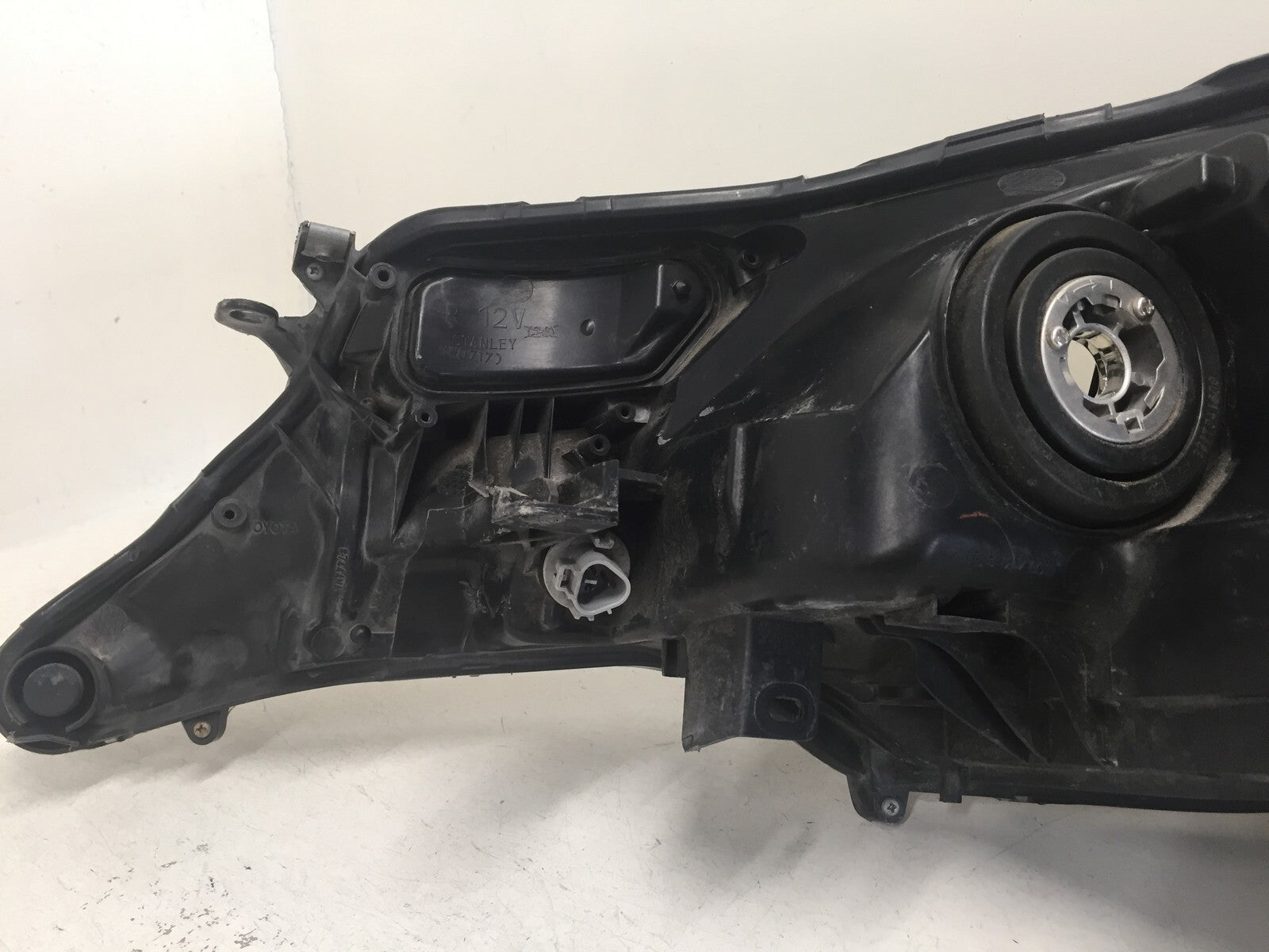 Headlight Damaged Halogen Passenger RH Toyota RAV4 2013-2015 81110-0R042 OEM