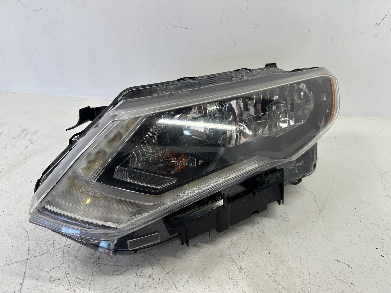 Headlight Left Driver LH Damaged 2017 2018 2019 2020 Nissan Rogue NI2502254 OEM