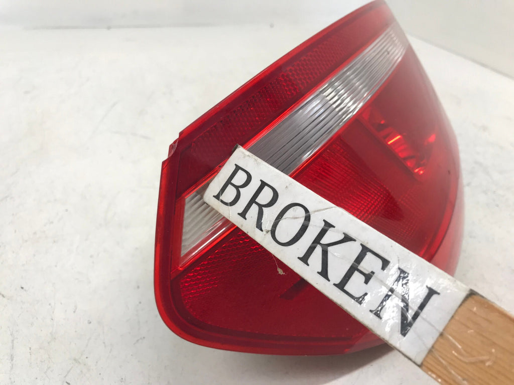 Tail light Damaged Passenger RH 2012-2015 Volkswagen Passat 561945096H OEM
