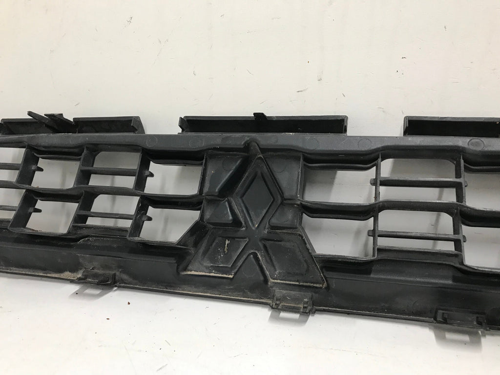 Grill Grille 2013-2015 Mitsubishi Outlander 6402A318 OEM
