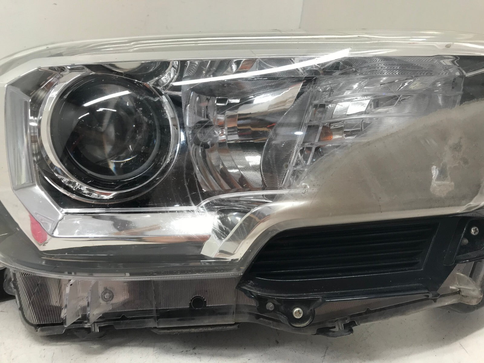 Headlight Damaged Passenger Right RH Toyota Tacoma 2016-2019 81110-04270 OEM