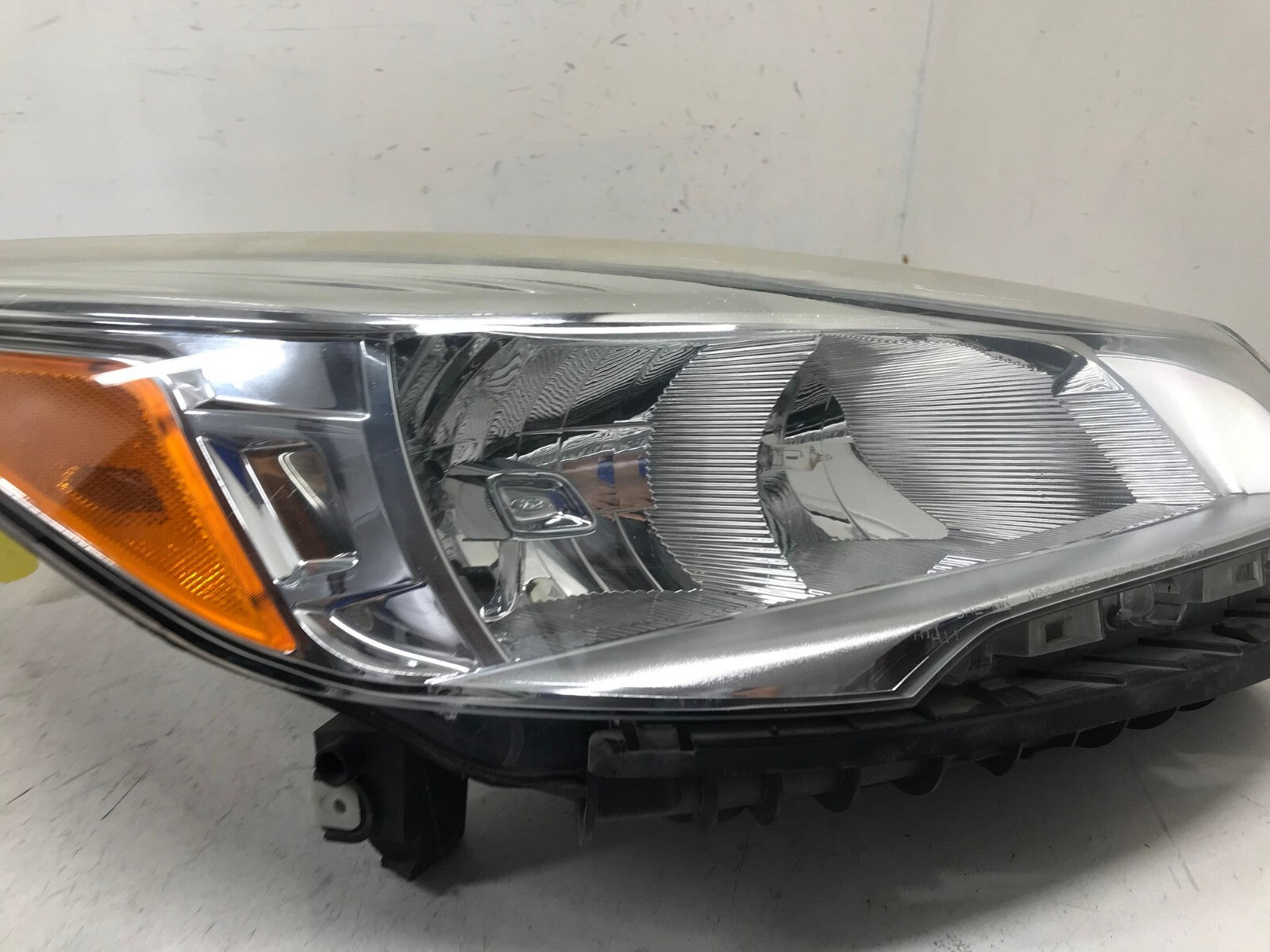 Headlight Damaged Passenger RH Right Ford Escape 2013-2016 44ZH-2090-A OEM