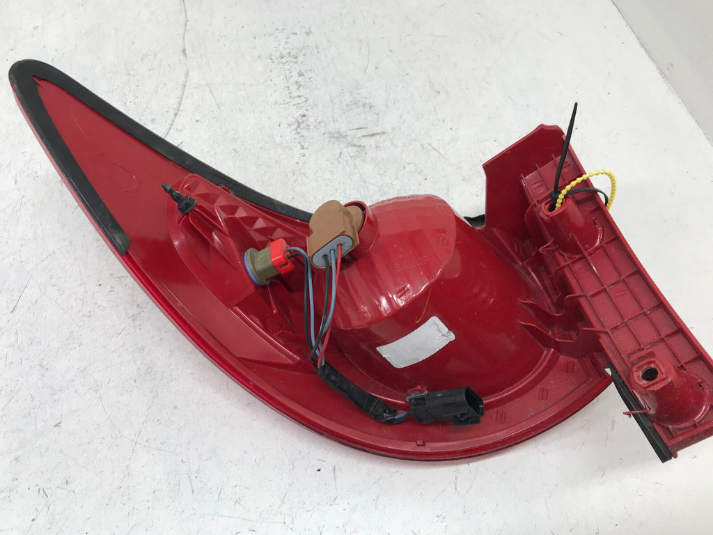 Tail light Damaged Right RH Passenger Chevy Traverse 2009-2012 15912686 OEM
