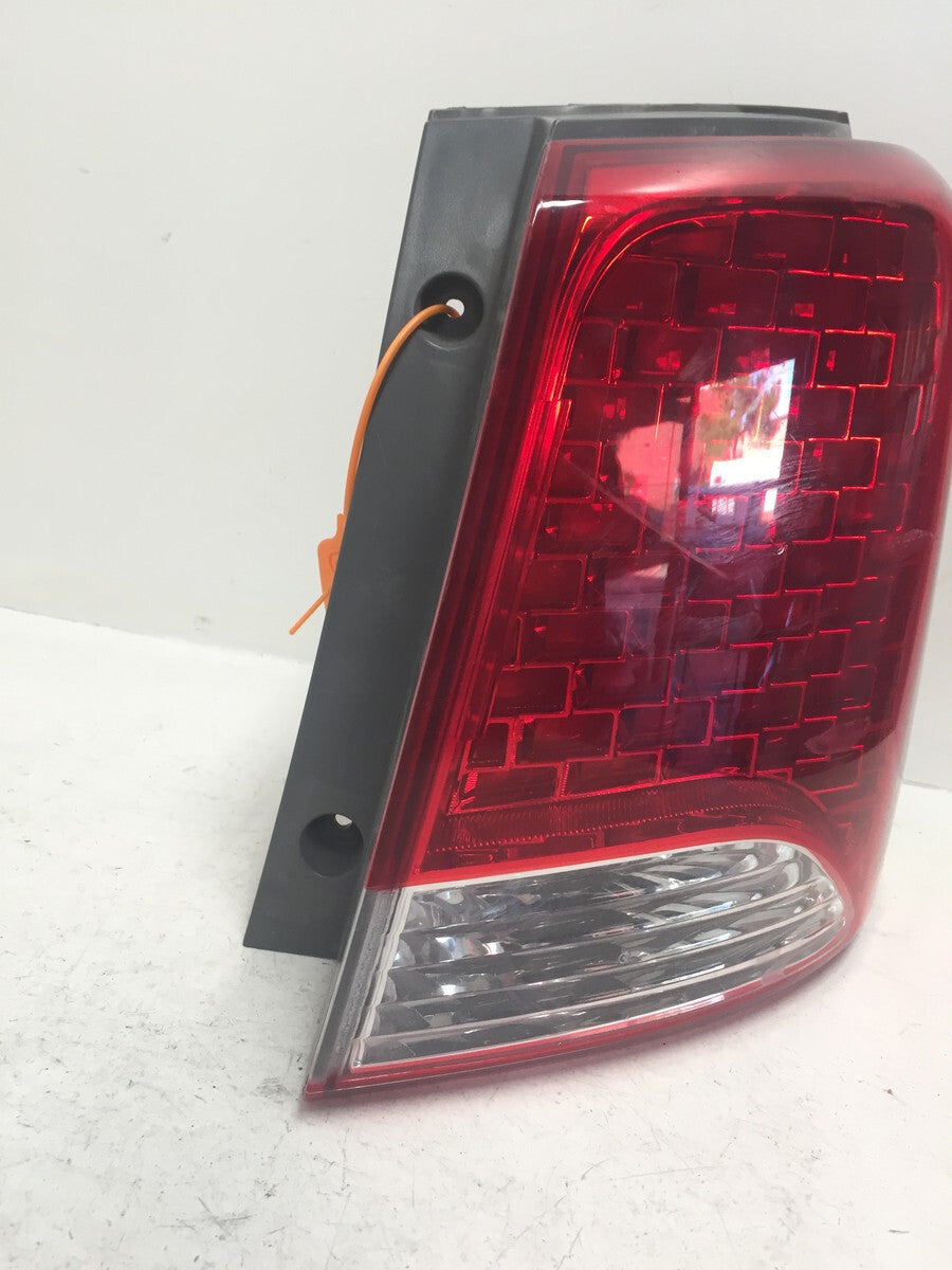 Tail light Damaged Right Passenger RH Kia Sorento 2012-2013 92402-1U000 OEM