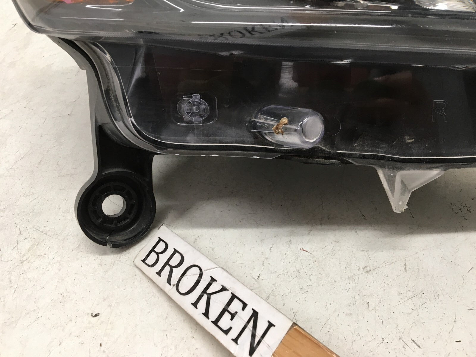 Headlight Damaged Passenger RH Jeep Grand Cherokee 2014 2015 68236108AC OEM