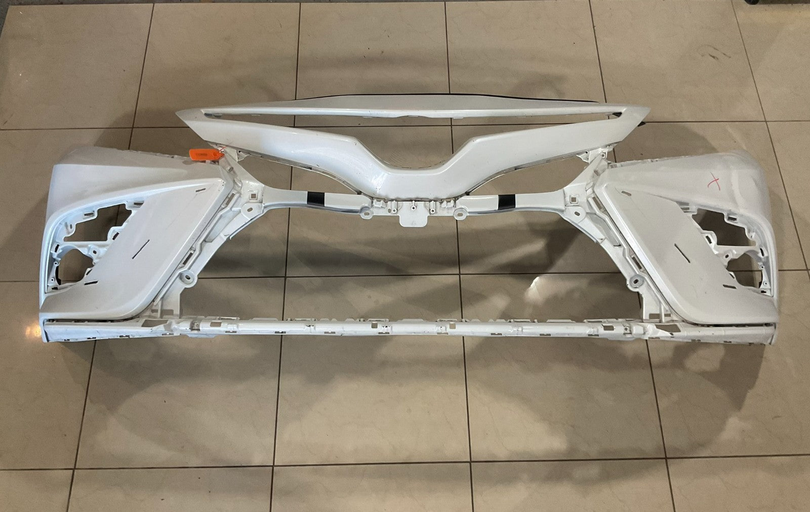 Front Bumper Cover White 2018-2020 Toyota Camry SE XSE 52119+06e20 OEM