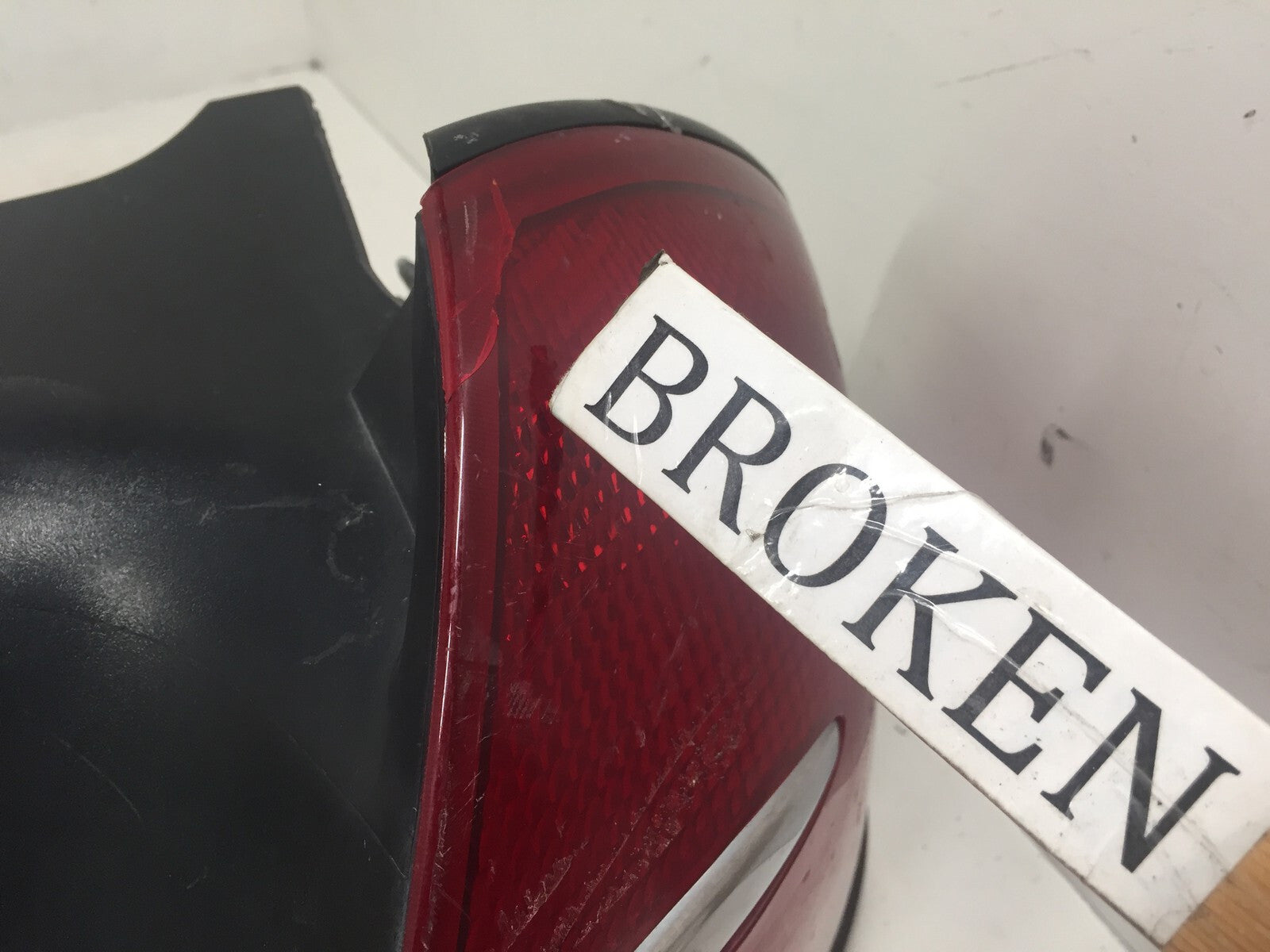 Tail light Damaged Lamp Right Passenger RH  Mercury Grand Marquis 1999-2002 OEM