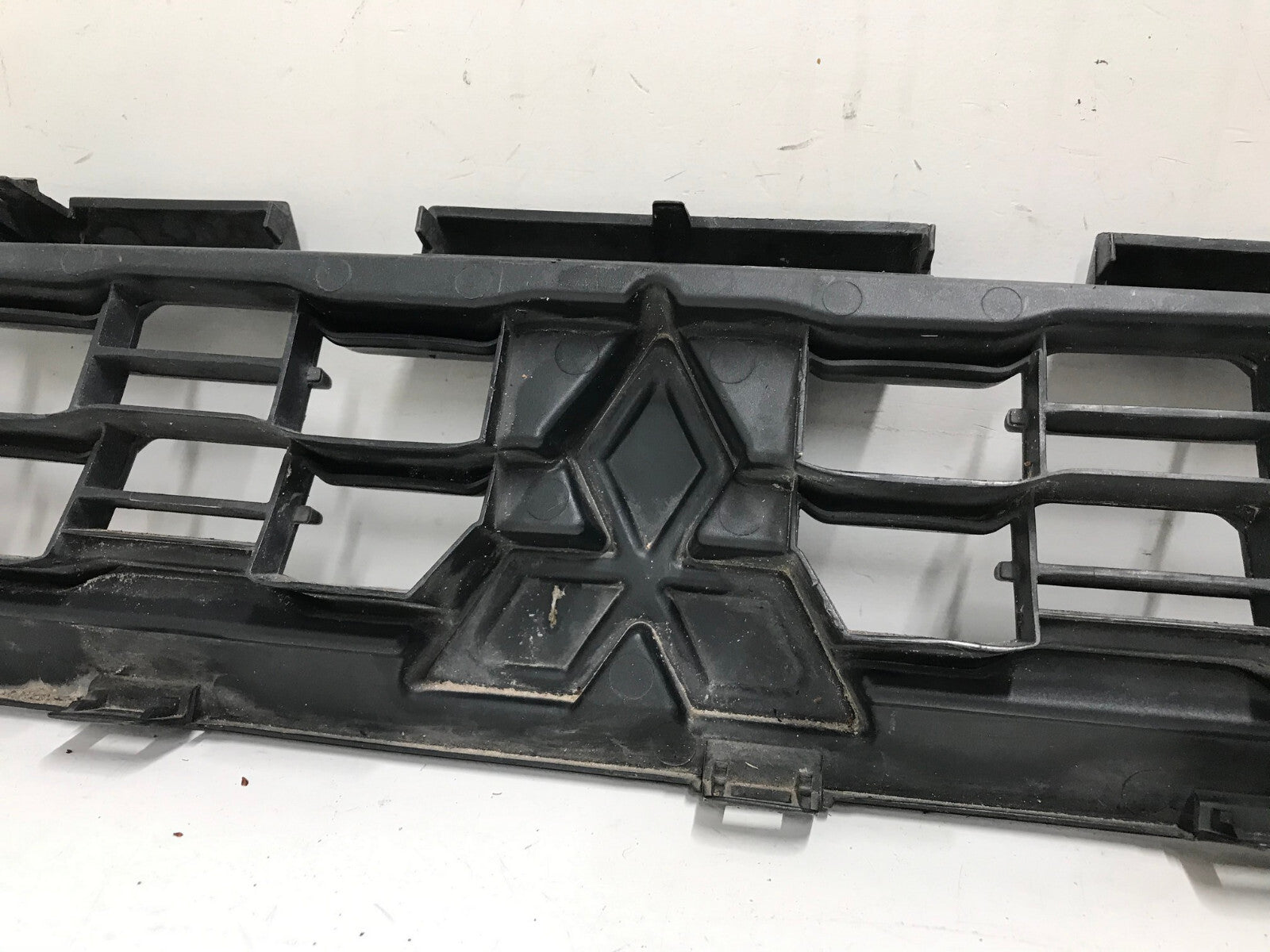 Grill Grille 2013-2015 Mitsubishi Outlander 6402A318 OEM