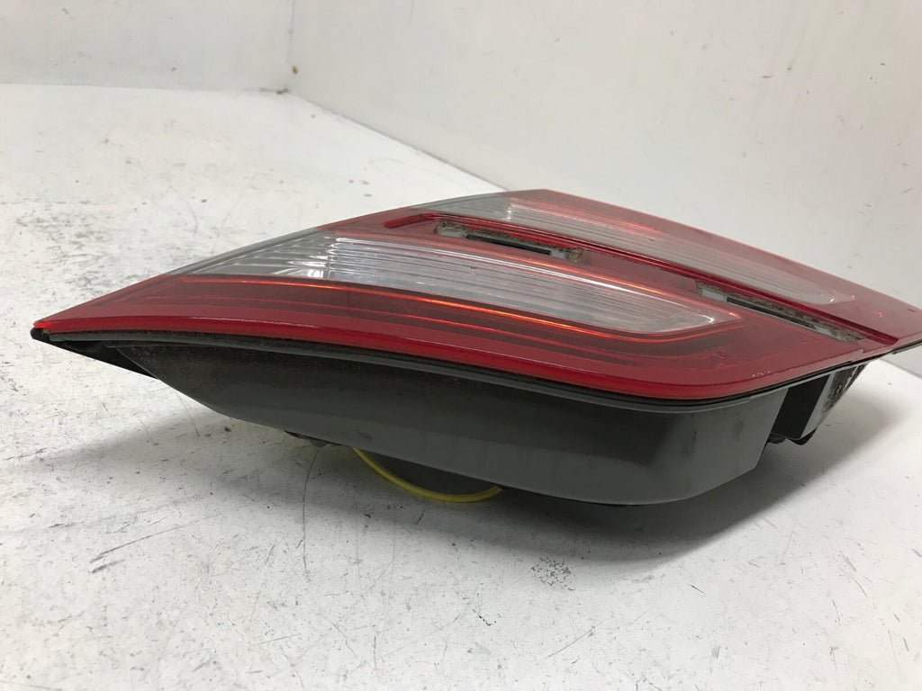 Tail light Damaged Driver LH Left 2013-2019 Ford Taurus DG13-15B503-A OEM