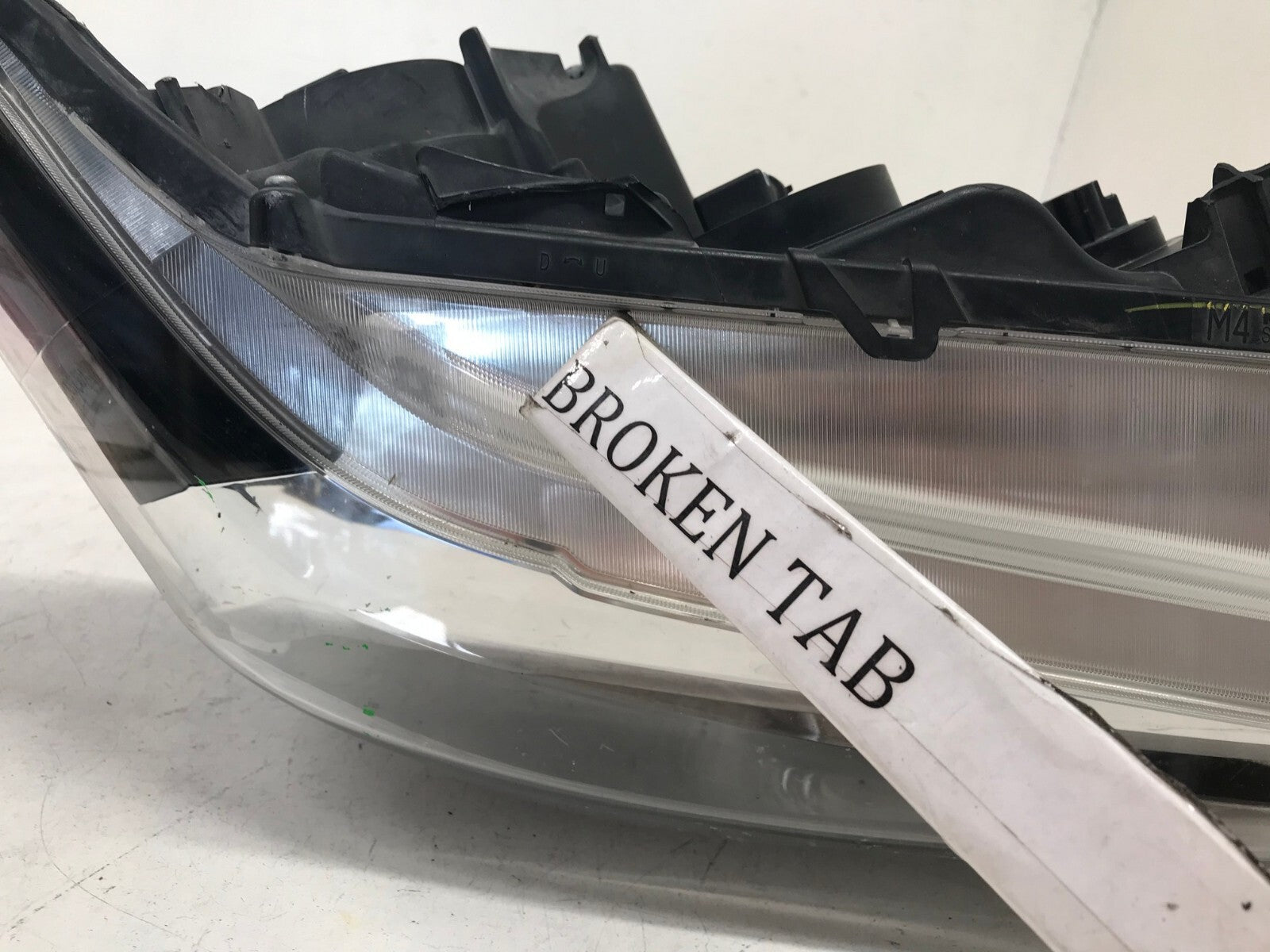 Headlight Damaged Passenger Right RH Toyota Tacoma 2016-2019 81110-04270 OEM