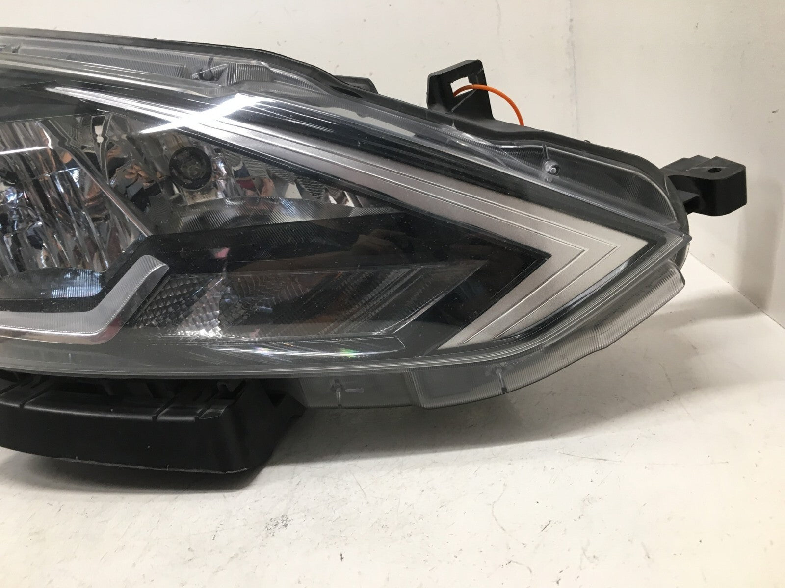 Headlight Damaged RH Passenger Nissan Sentra 2016 2017 2018 26010-3YU0A OEM