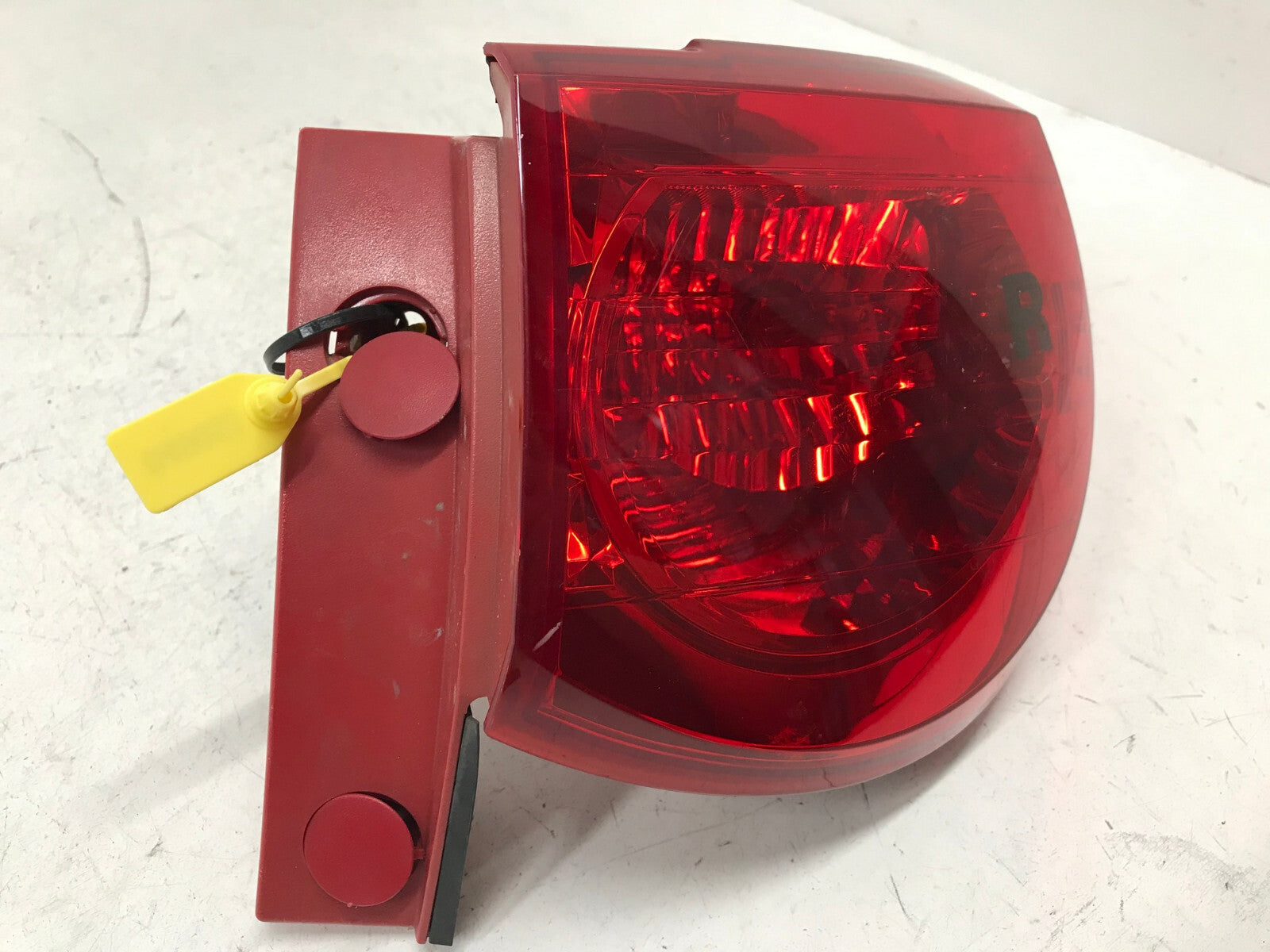 Tail light Damaged Right RH Passenger Chevy Traverse 2009-2012 15912686 OEM