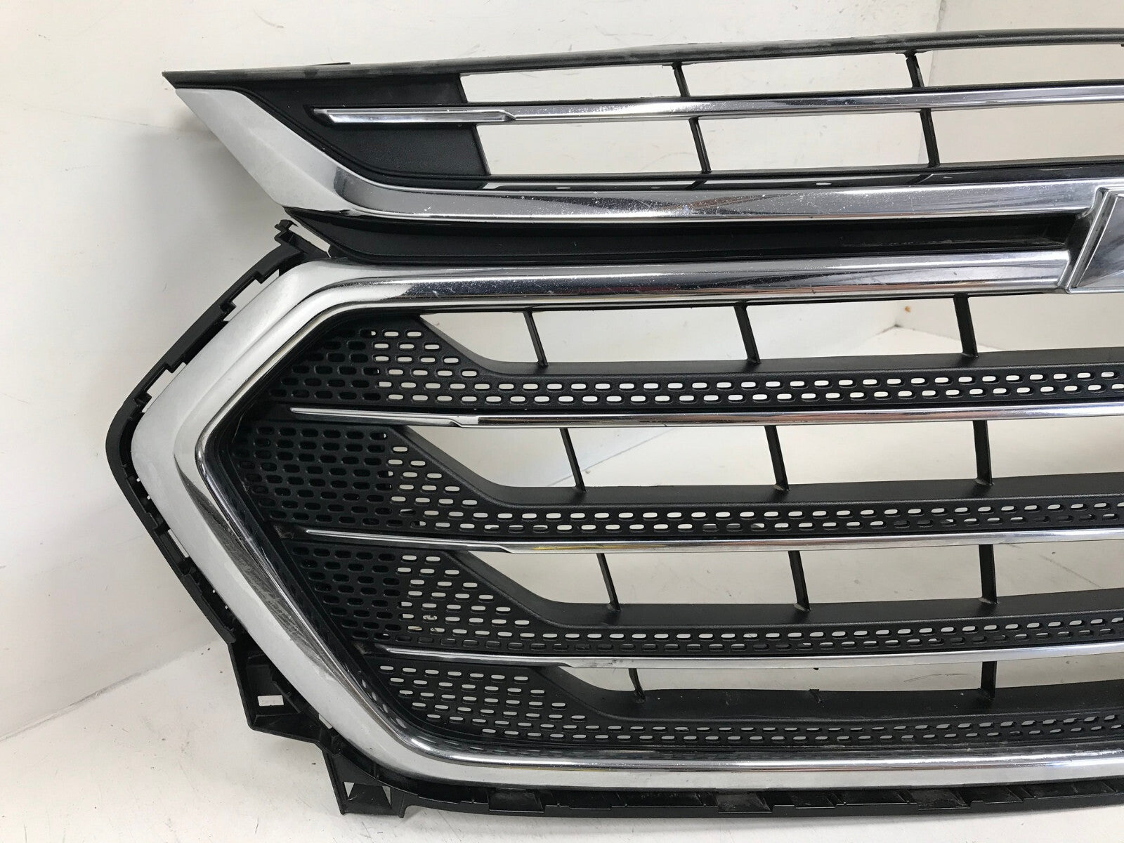 Grille Grill 2018-2020 Chevrolet Traverse 23376131 OEM