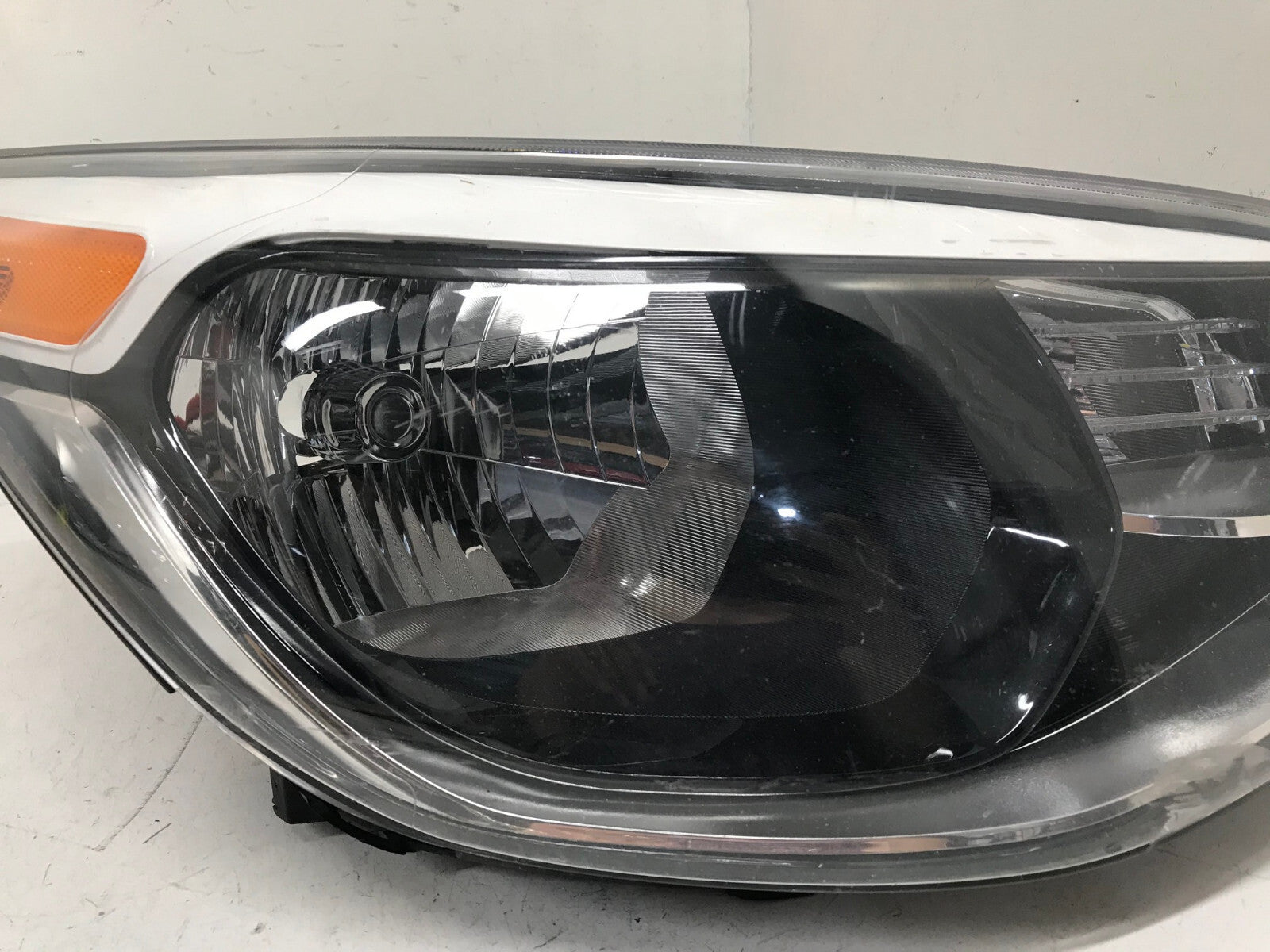 Headlight Damaged Right RH Passenger Kia Soul 2014-2017 92102-B2000 OEM