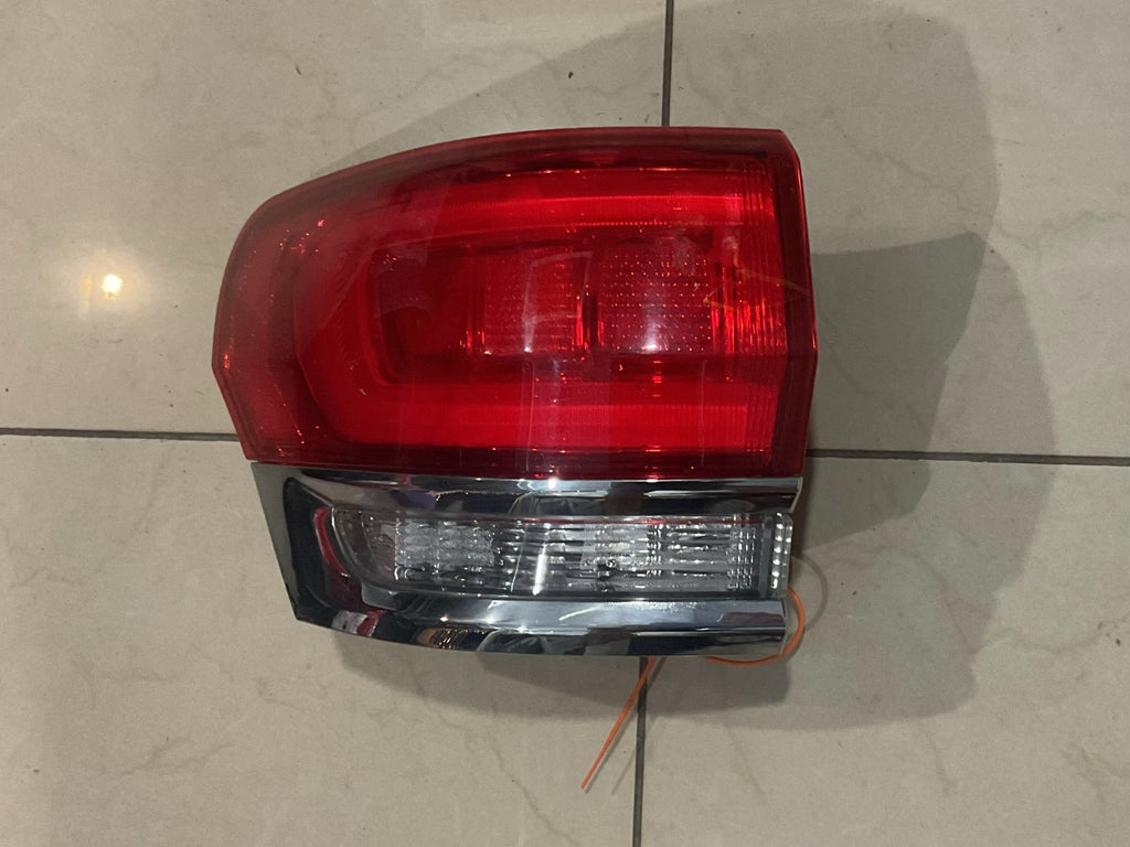 Tail light Left LH Driver 2014-2018 Jeep Grand Cherokee p68110017ae OEM
