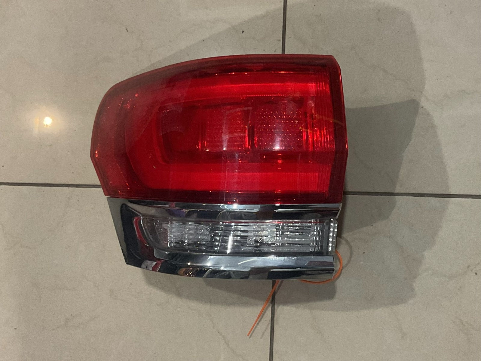 Tail light Left LH Driver 2014-2018 Jeep Grand Cherokee p68110017ae OEM
