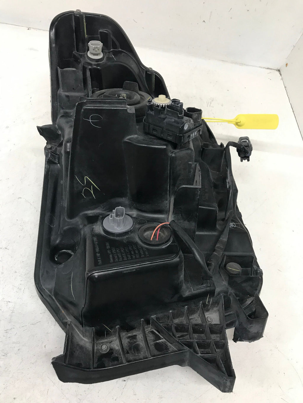 Headlight Damaged Right passenger RH Toyota Tundra 2014-2020 811100C081 OEM