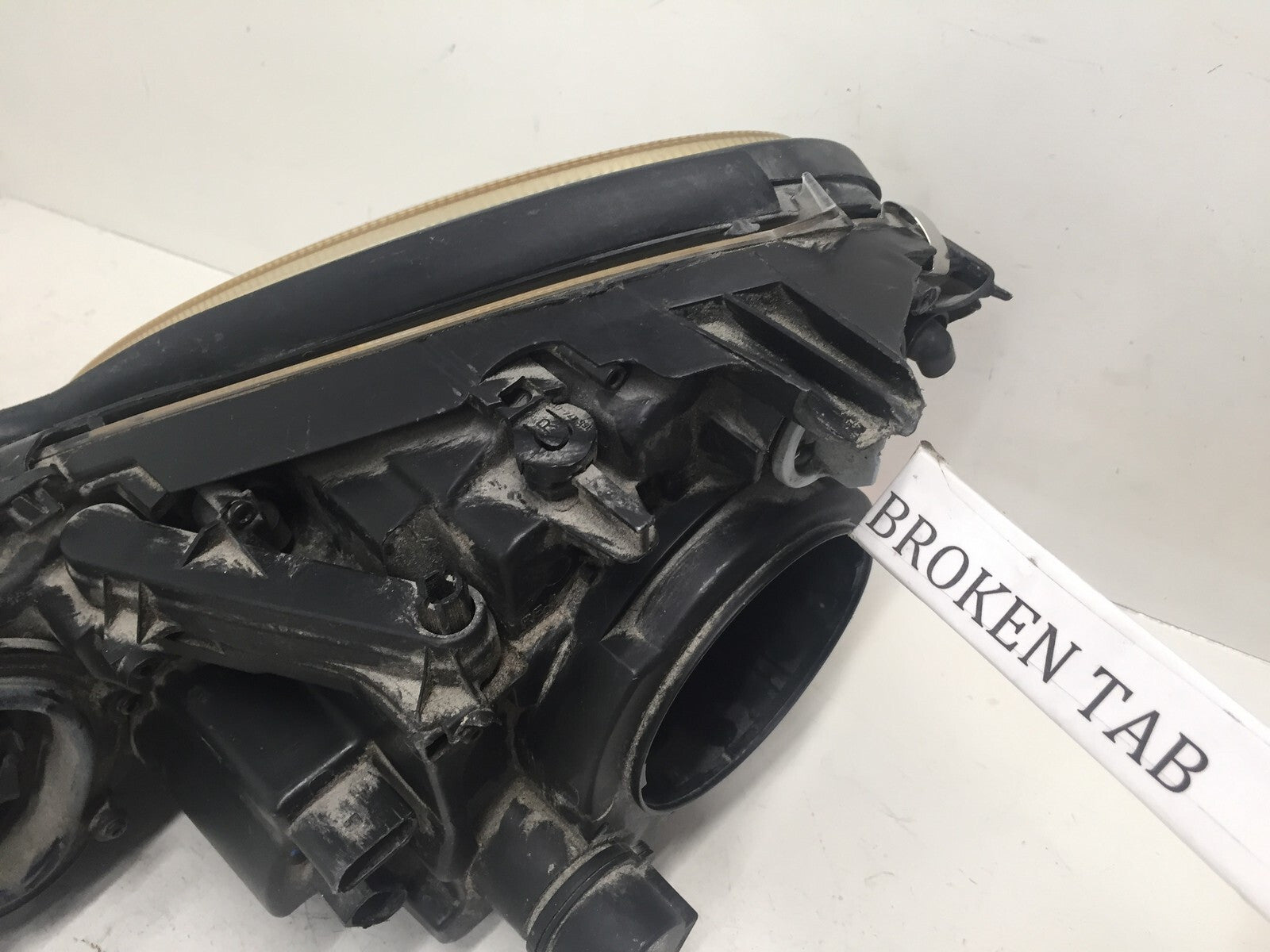 Headlight Damaged Passenger right side Mercedes Benz W211 E Class 2003-2006 OEM