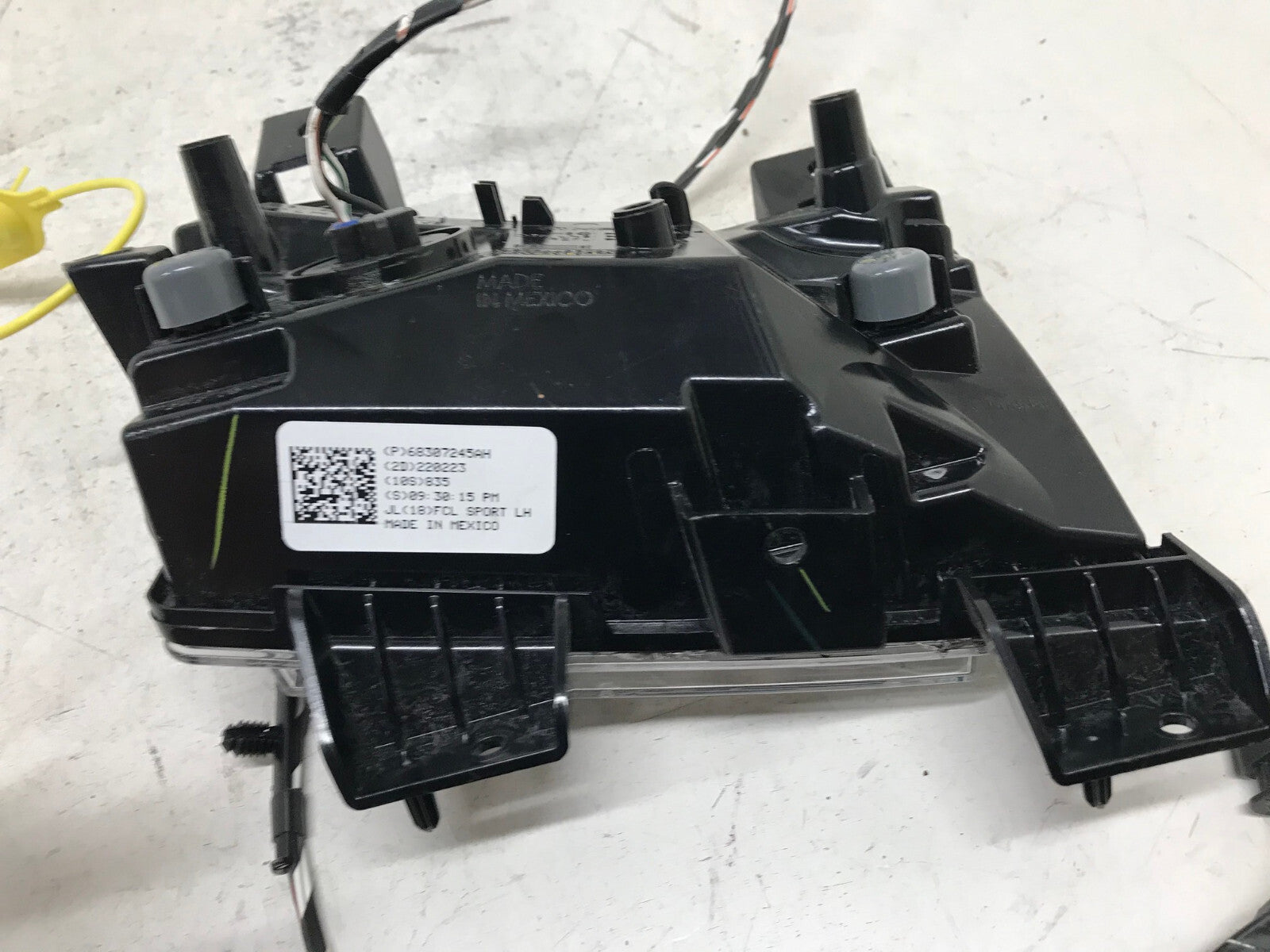 Parking light Damaged Lamp LH Driver Jeep Wrangler 2018-2023 68307245AH OEM