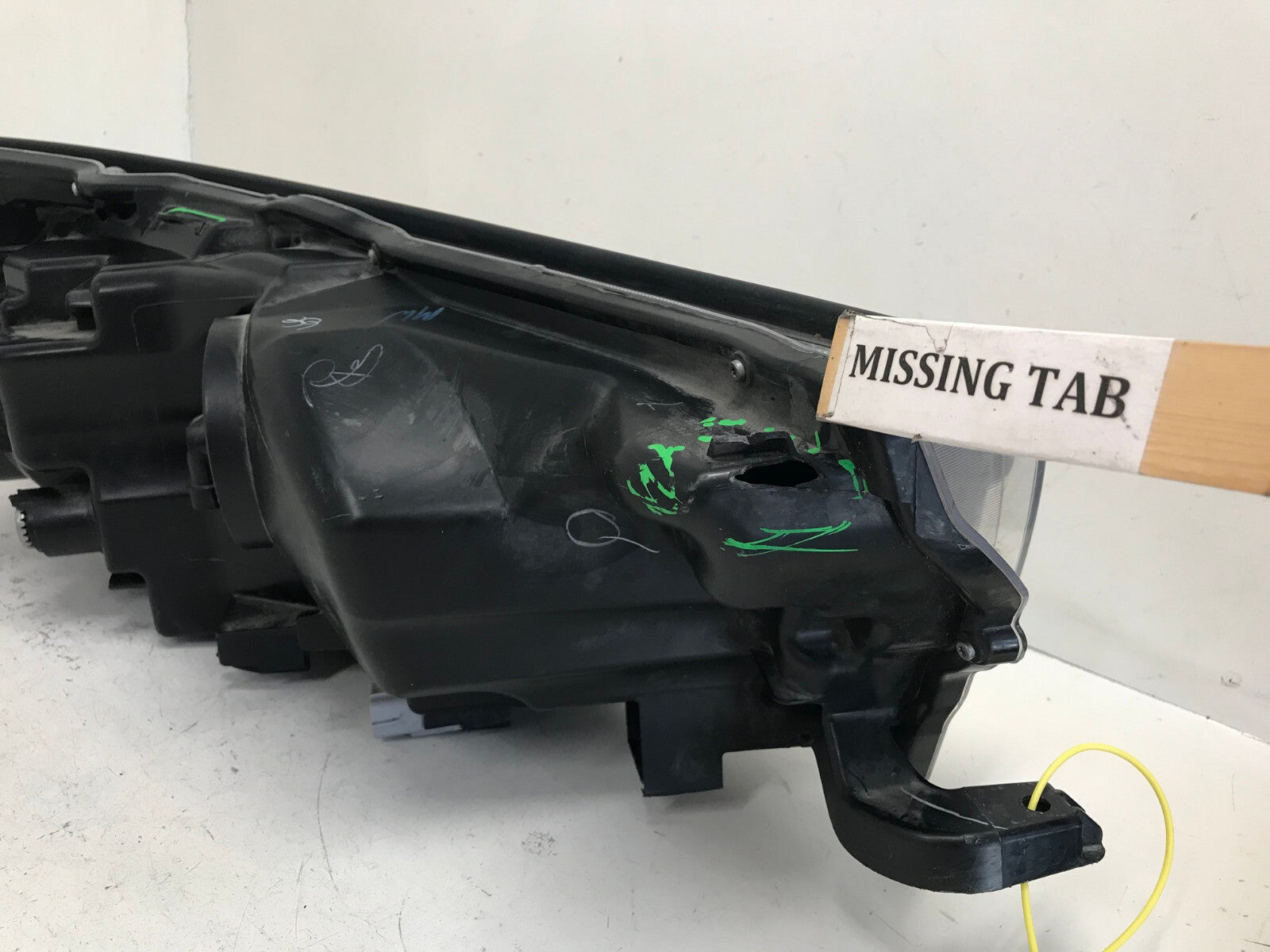 Halogen Headlight Damaged Driver LH Toyota Highlander 2017-2019 811500E330 OEM