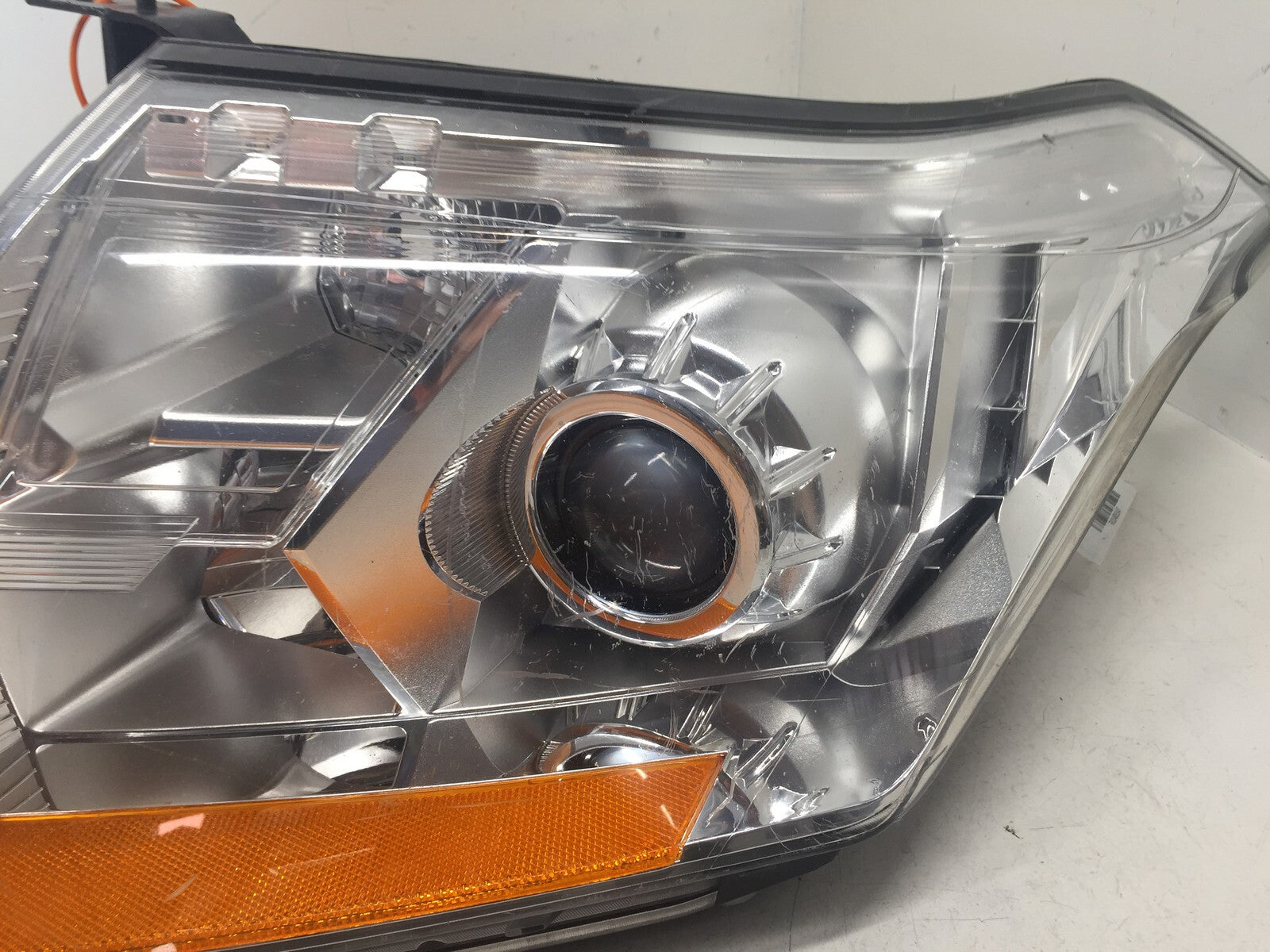 Halogen Headlight Damaged Rigt Passenger Cadillac SRX 2010-2013 22853873 OEM