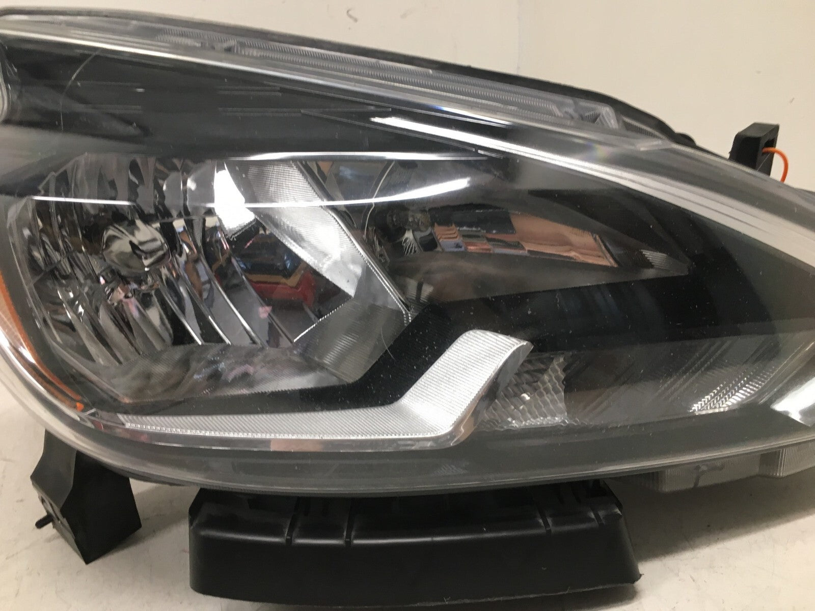 Headlight Damaged RH Passenger Nissan Sentra 2016 2017 2018 26010-3YU0A OEM