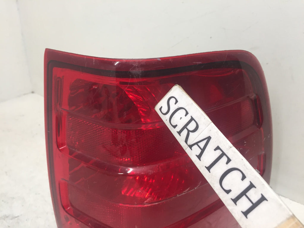 Tail light Damaged Lamp Passenger RH Ford Expedition 2003-2006 2L1Z-13404-AB OEM
