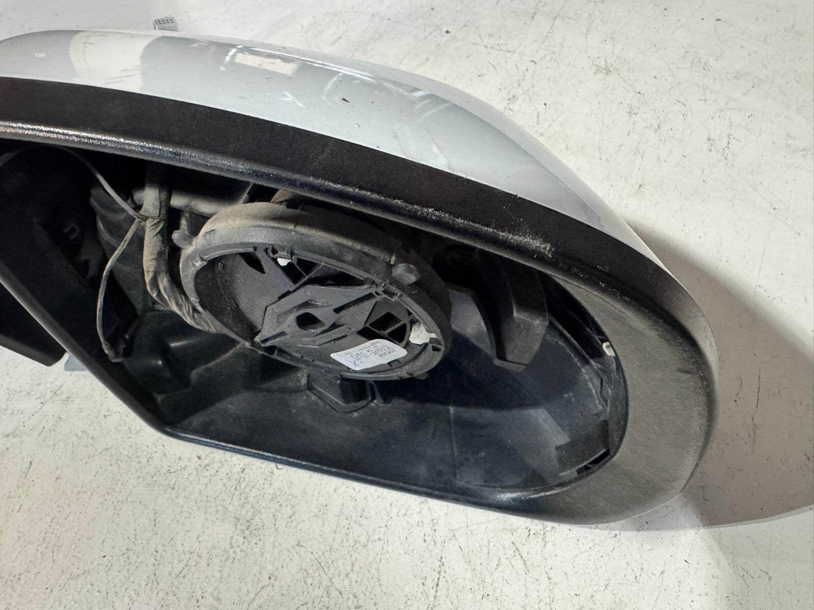 Front Right Side Door Rear View Mirror White 14-22 Jeep Cherokee 1UV68GW7AD OEM