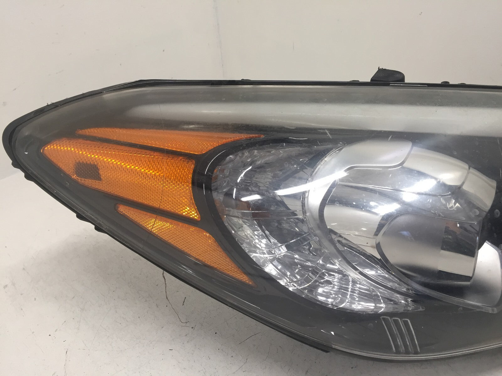 Xenon Headlight Damaged Lamp Right Passenger RH Kia Forte 2014-2016 92102-A7 OEM