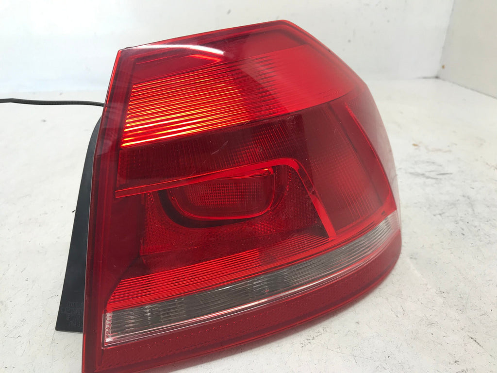 Tail light Damaged Passenger RH 2012-2015 Volkswagen Passat 561945096H OEM