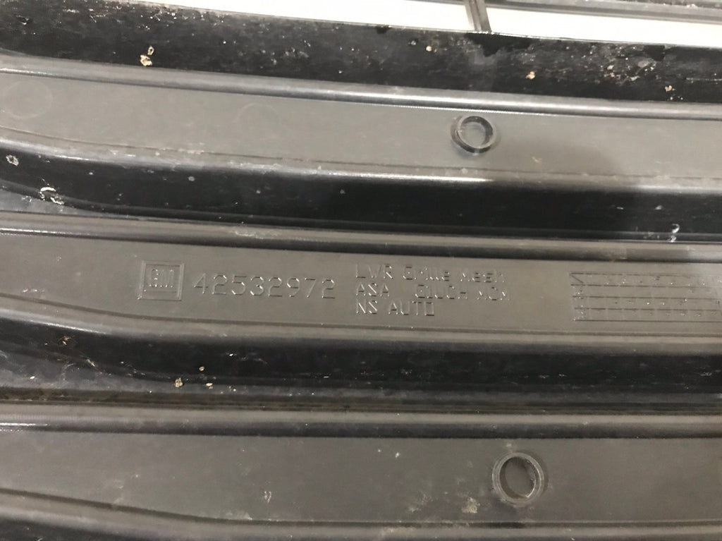 Grill Grille Black 2021-2022 Chevrolet Trax 42532972 OEM