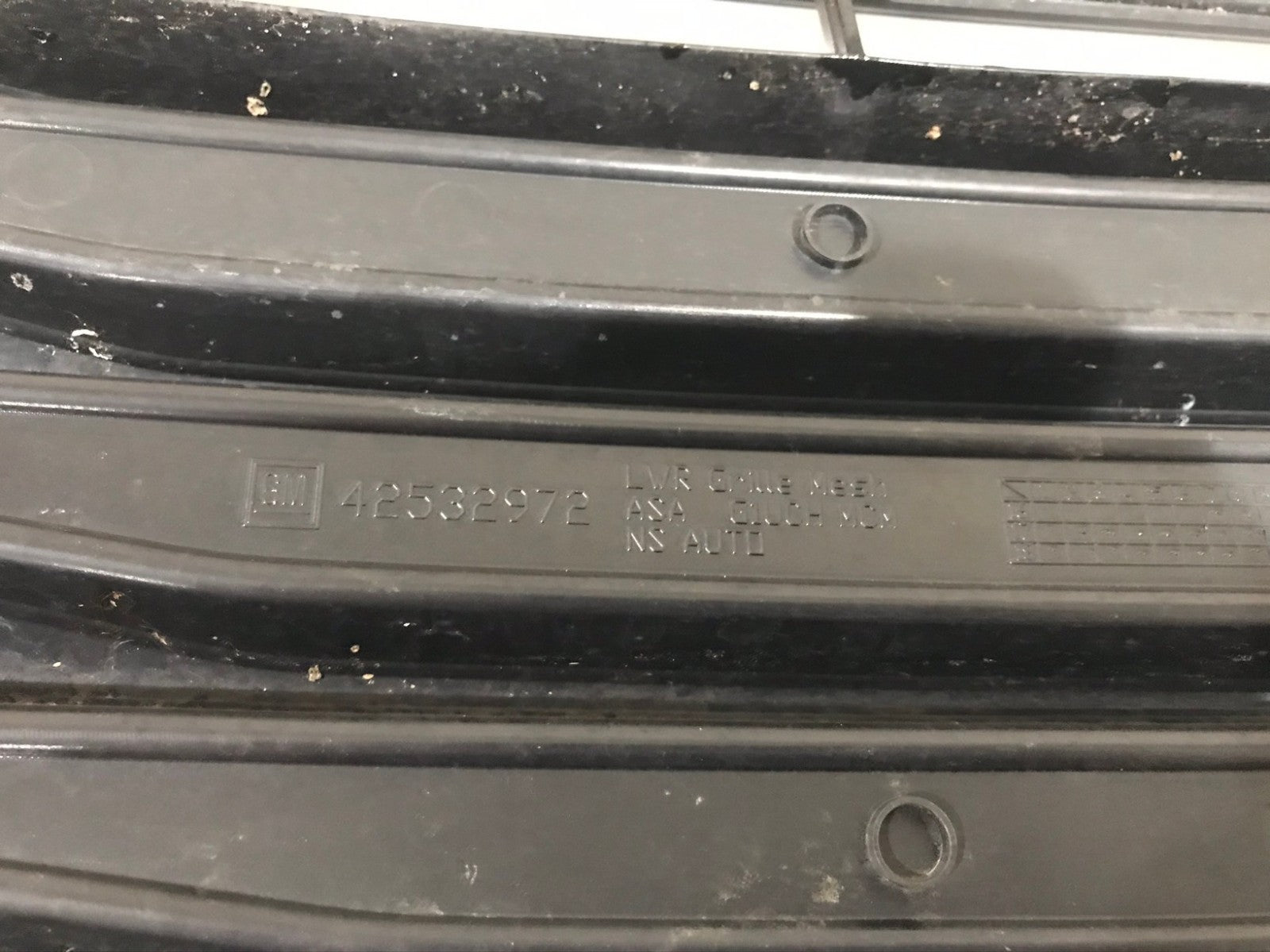 Grill Grille Black 2021-2022 Chevrolet Trax 42532972 OEM