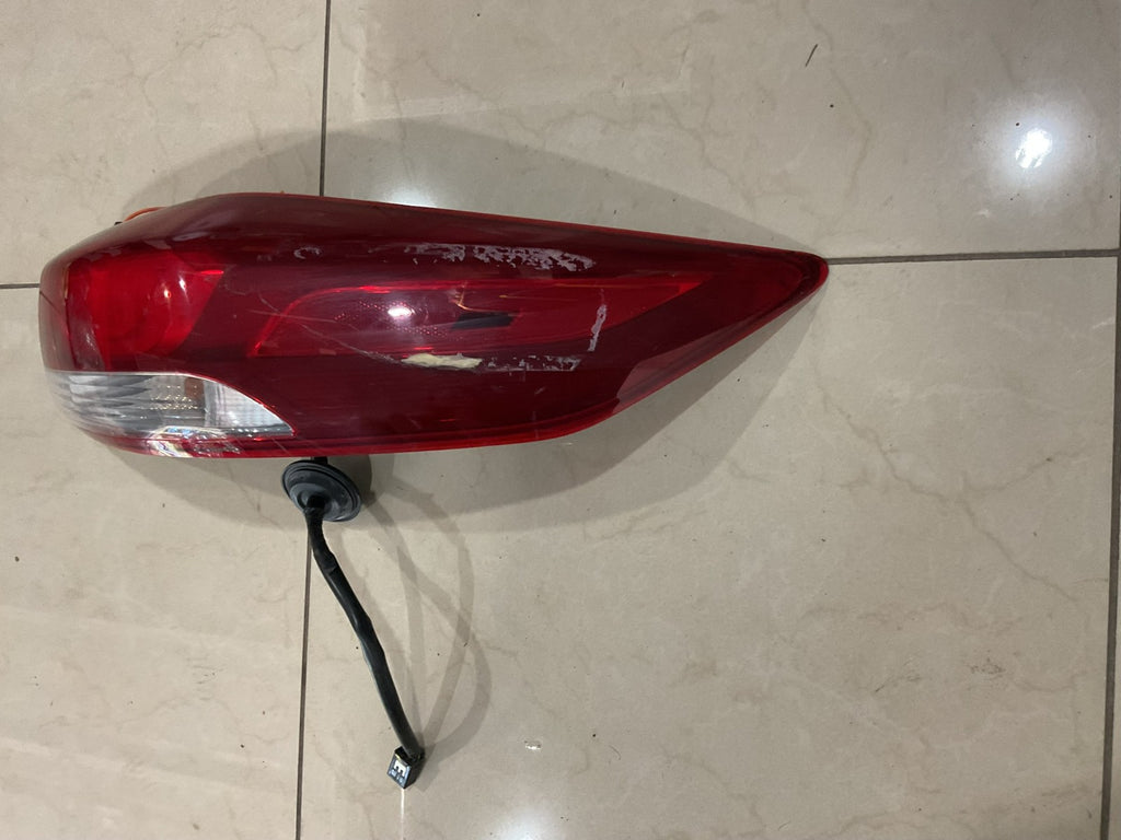 Tail light Right RH Passenger 2017 2018 Hyundai Elantra 92402-F30 OEM